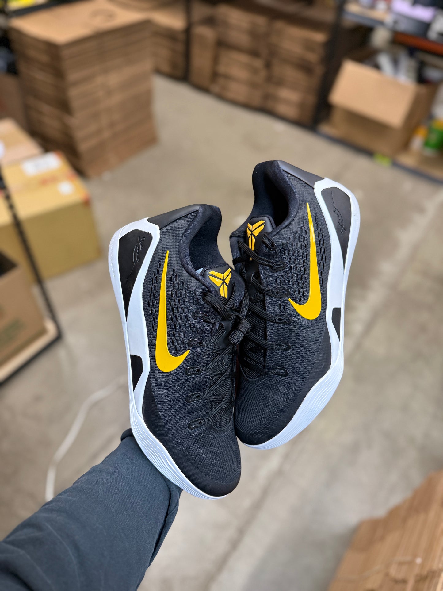 Kobe 9 Black Uni Gold (13)
