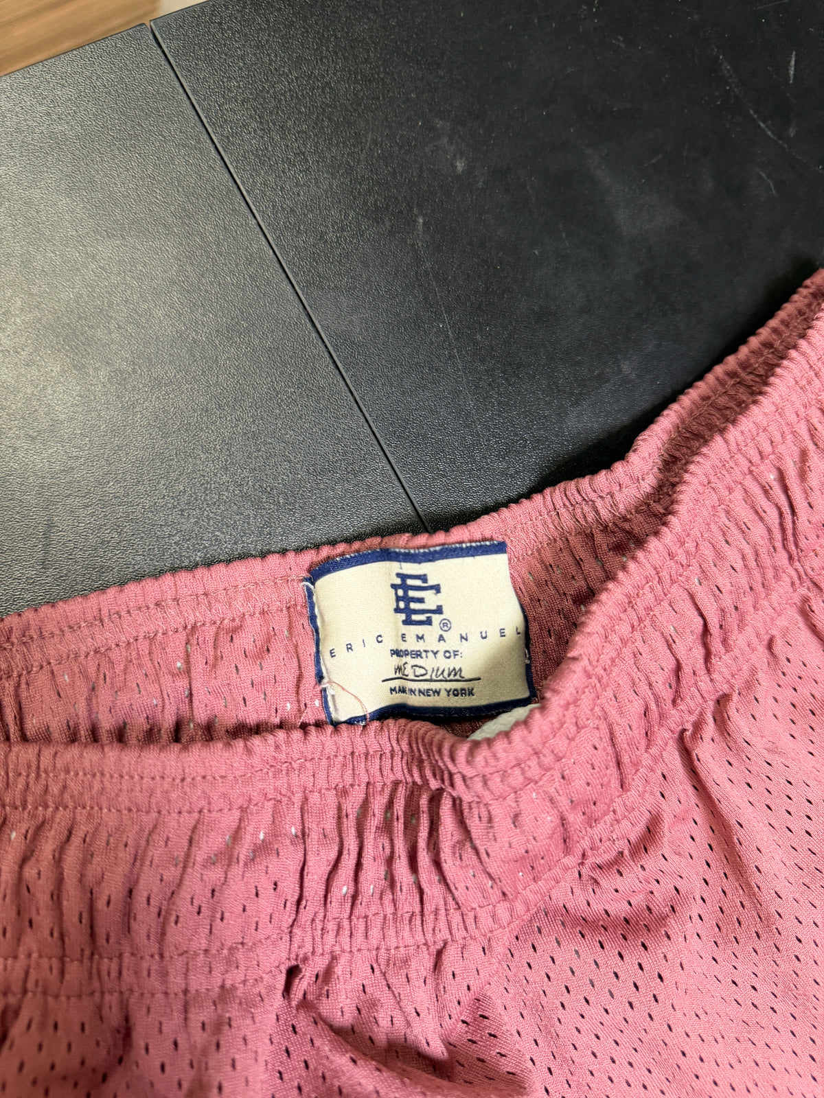 EE shorts M)