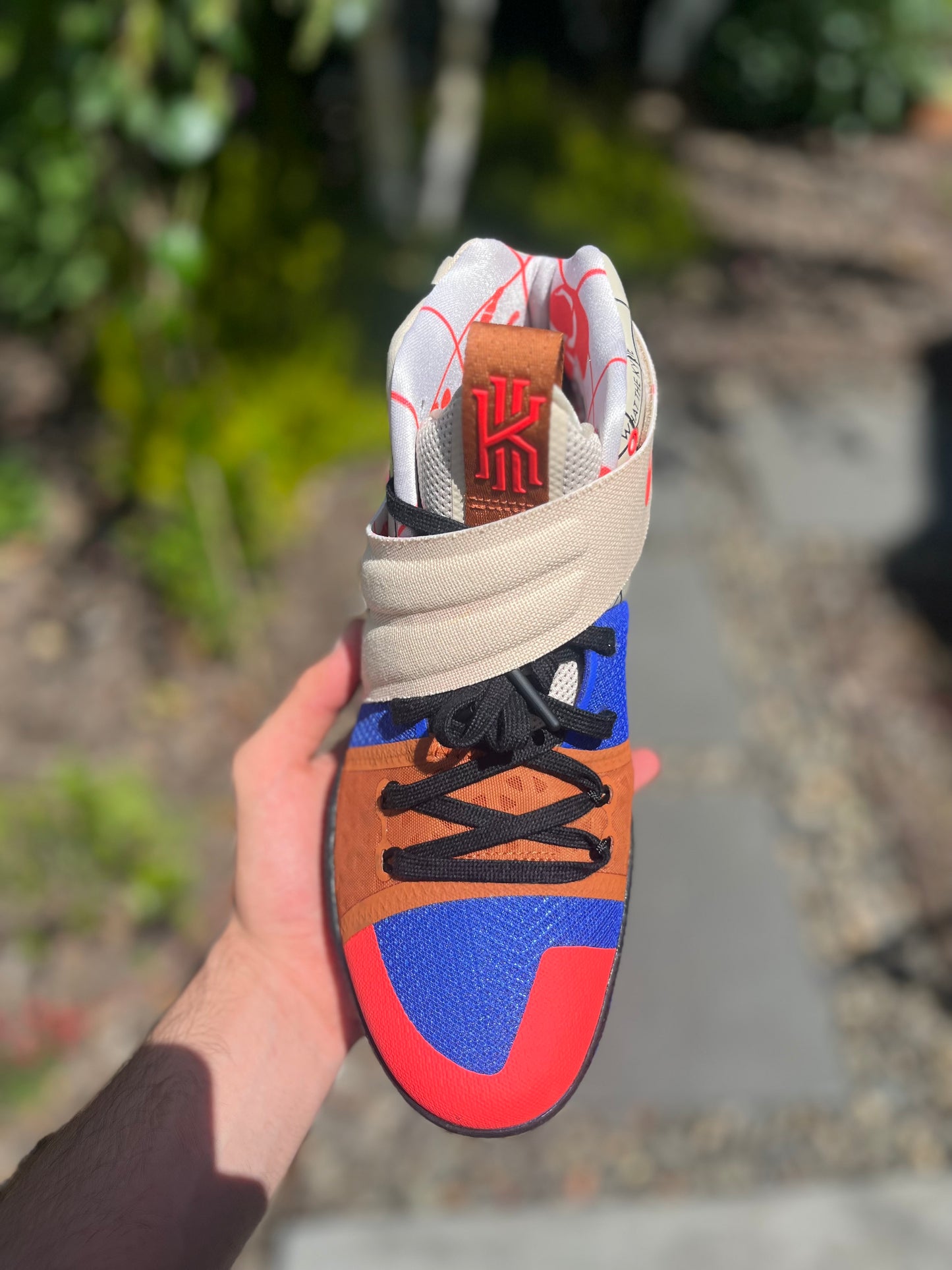 Kyrie what the (size 10)