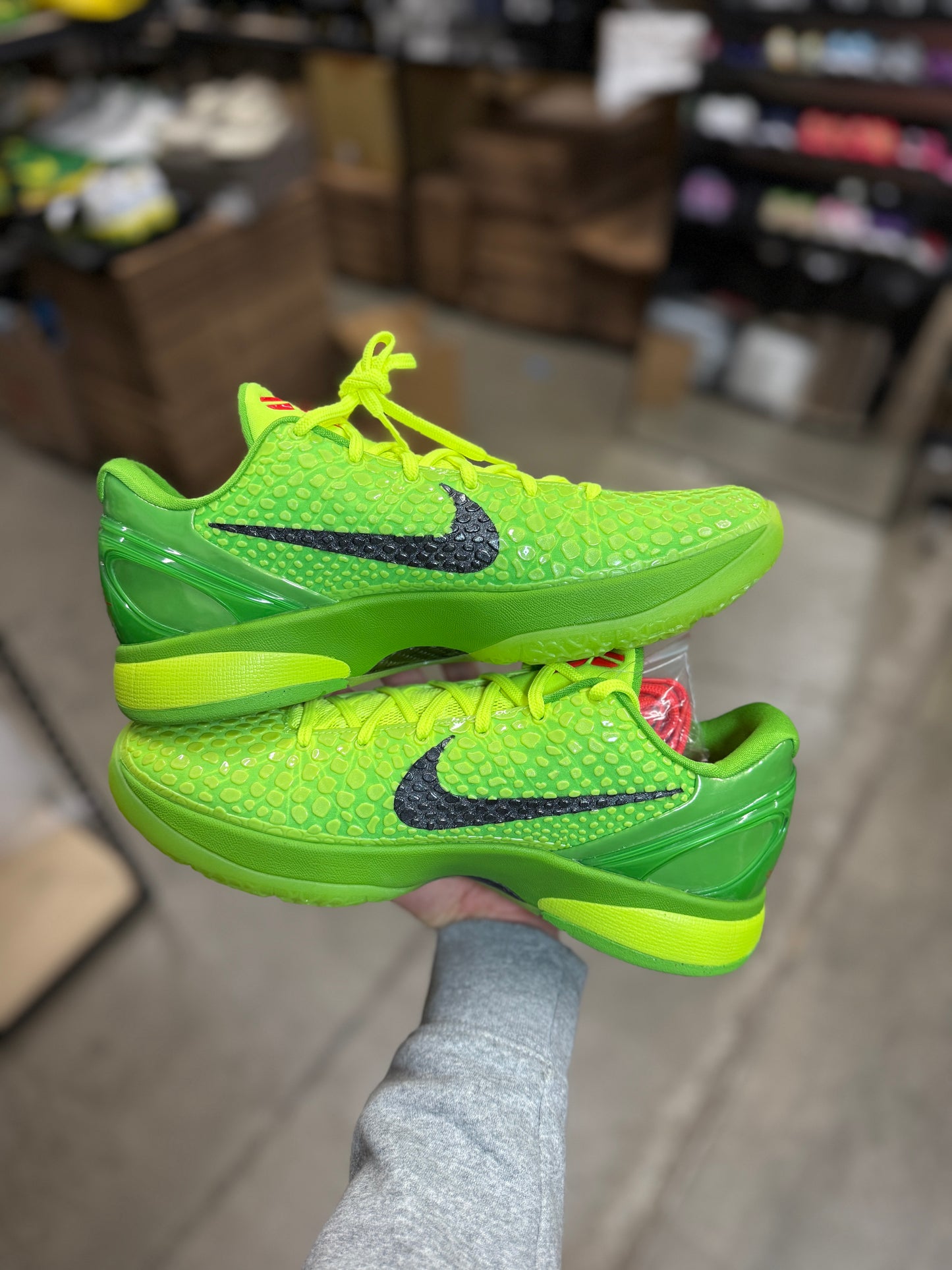Kobe 6 Grinch (12)