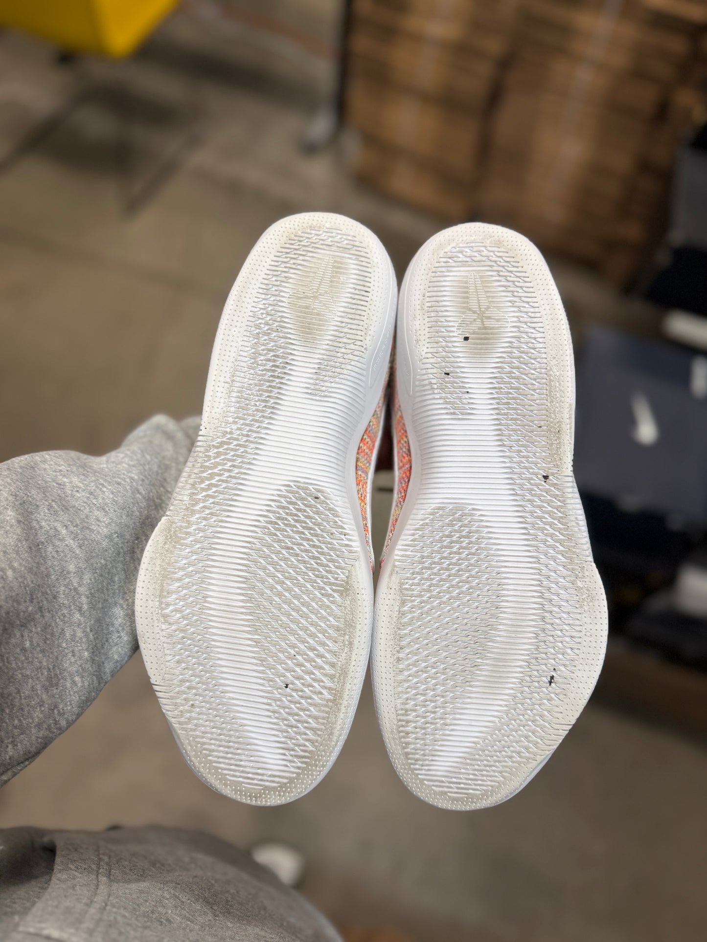 Kobe 11 White horse 4KB
