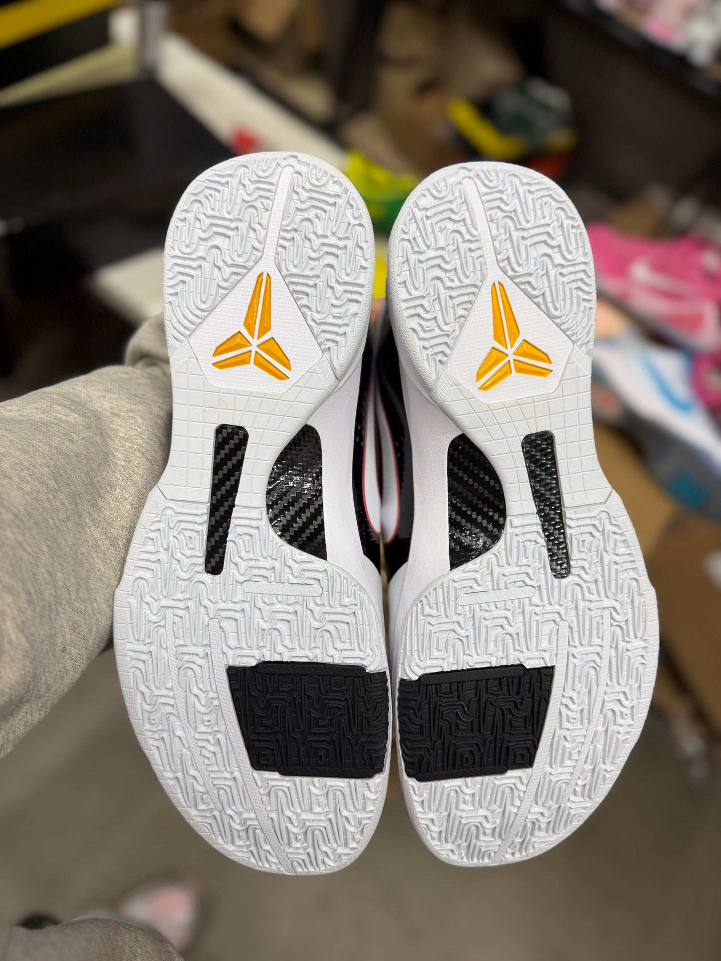 Kobe 5 Reverse Bruce Lee (size 17)