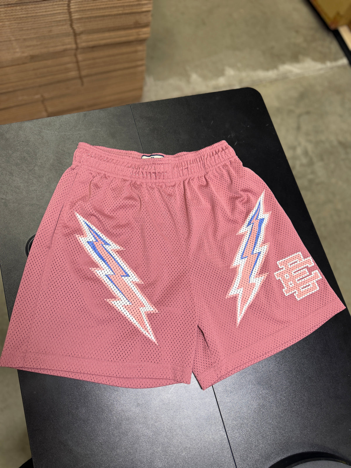 EE shorts M)