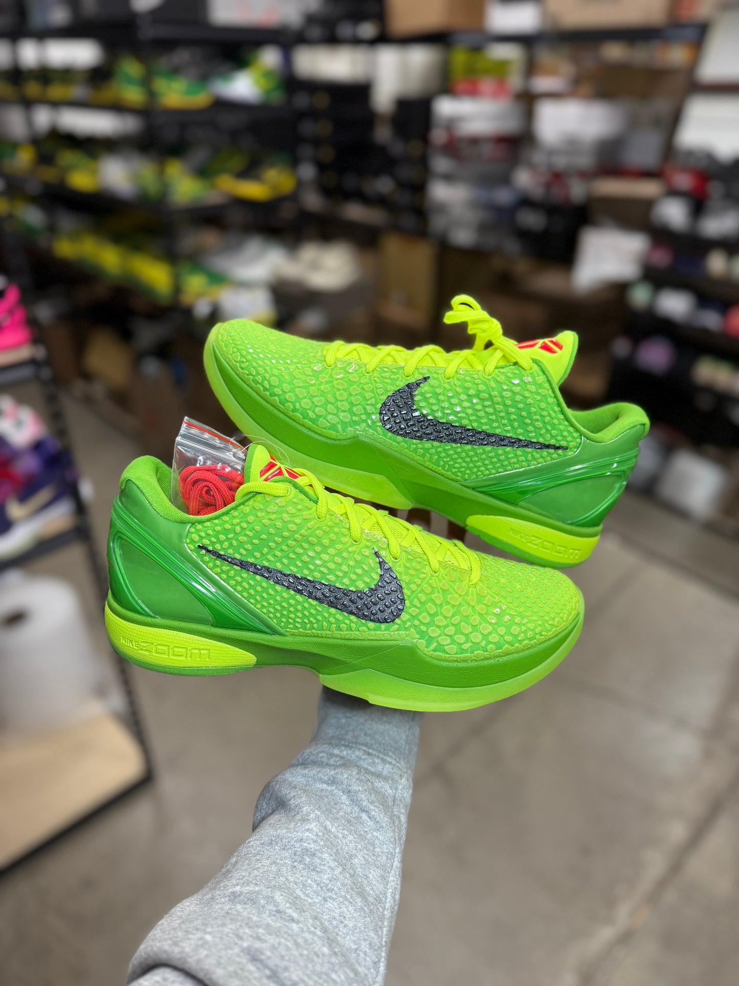 Kobe 6 Grinch (12)