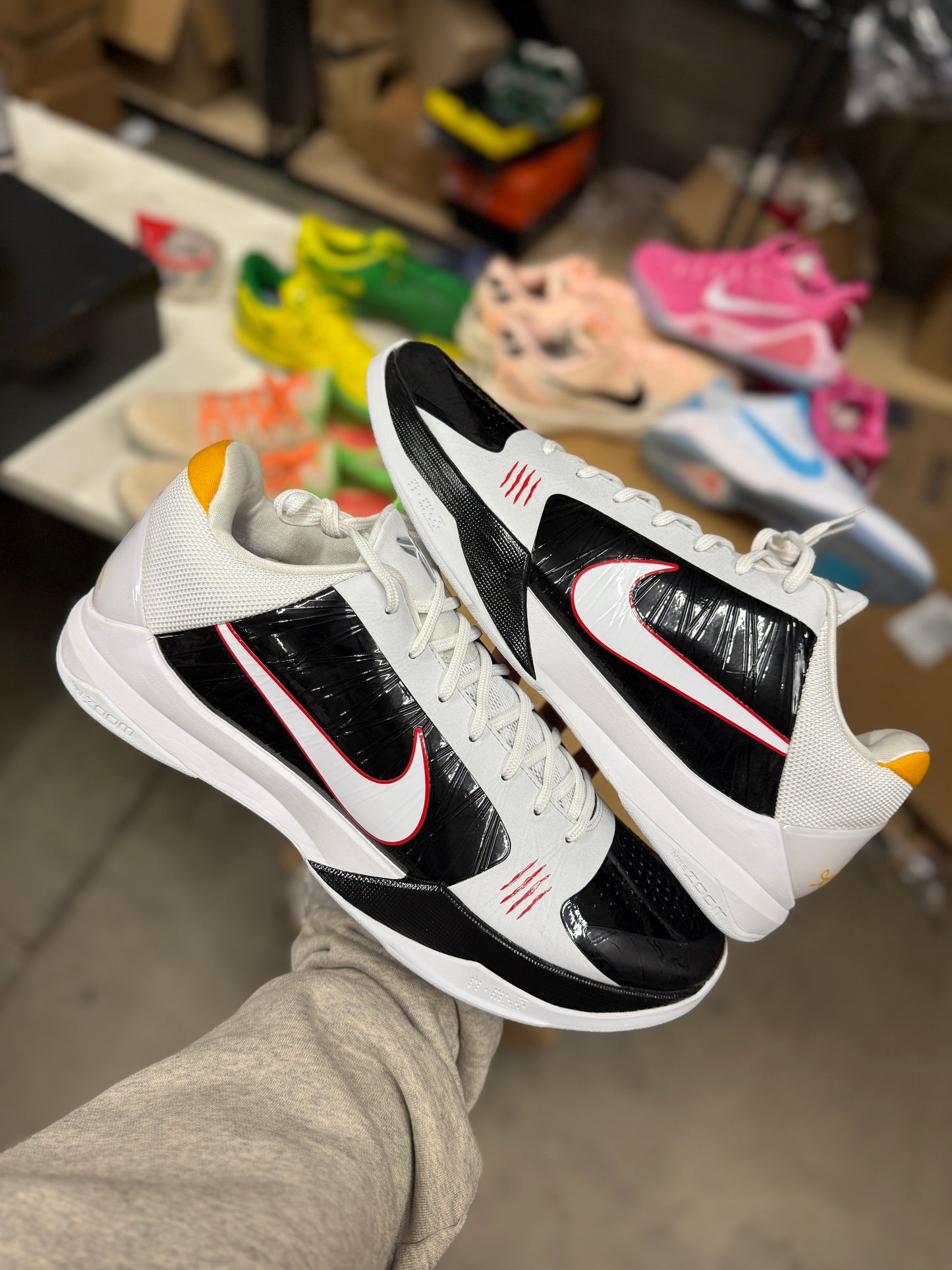 Kobe 5 Reverse Bruce Lee (size 17)
