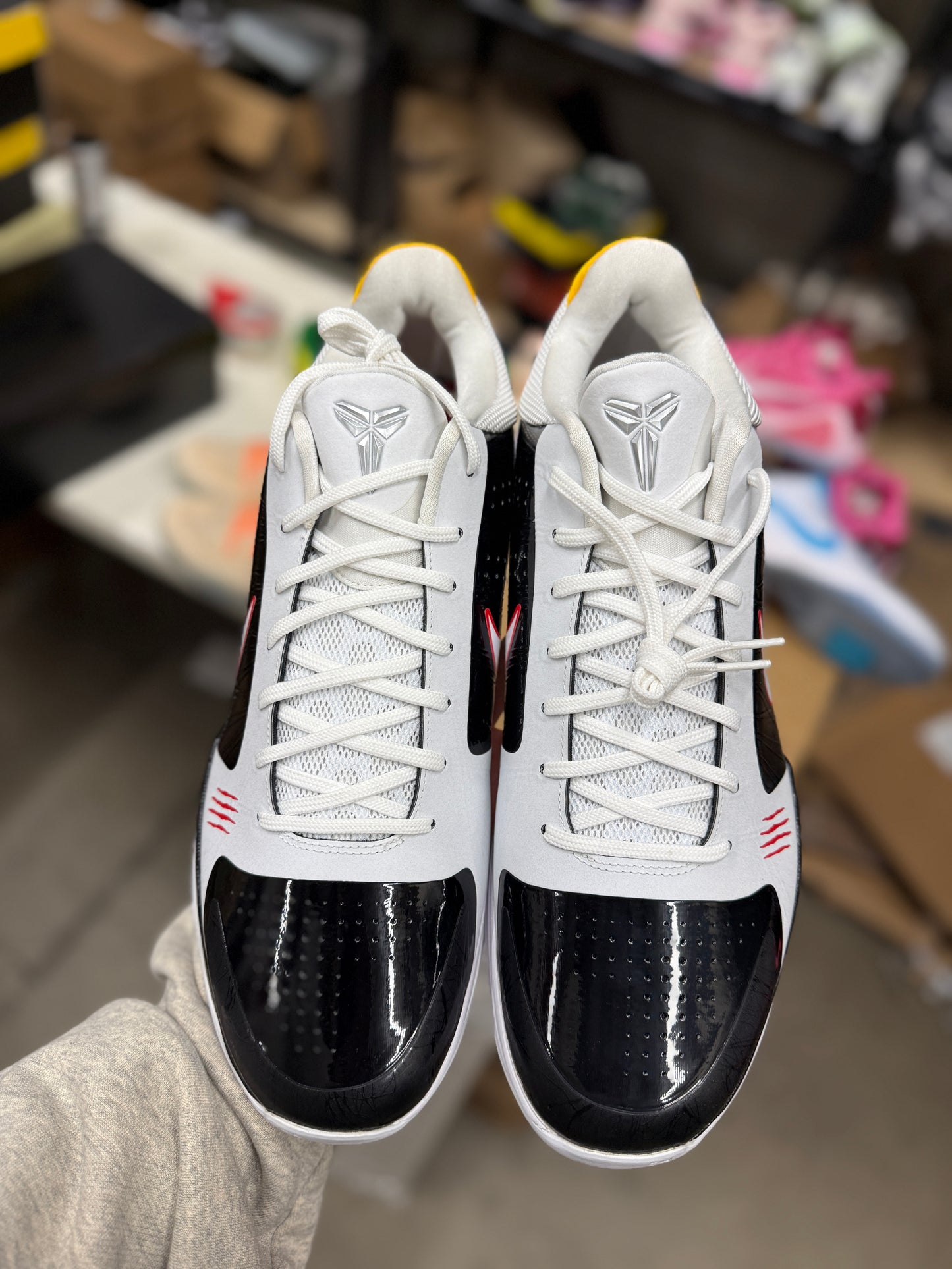 Kobe 5 Reverse Bruce Lee (size 17)
