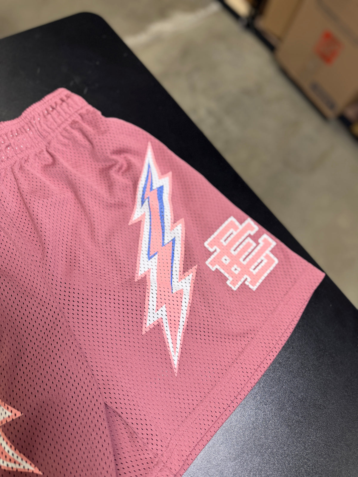 EE shorts M)