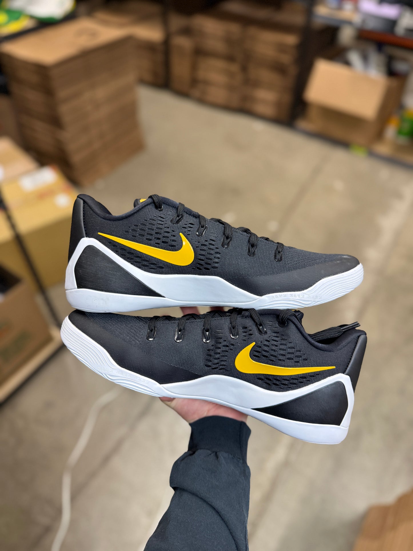 Kobe 9 Black Uni Gold (13)