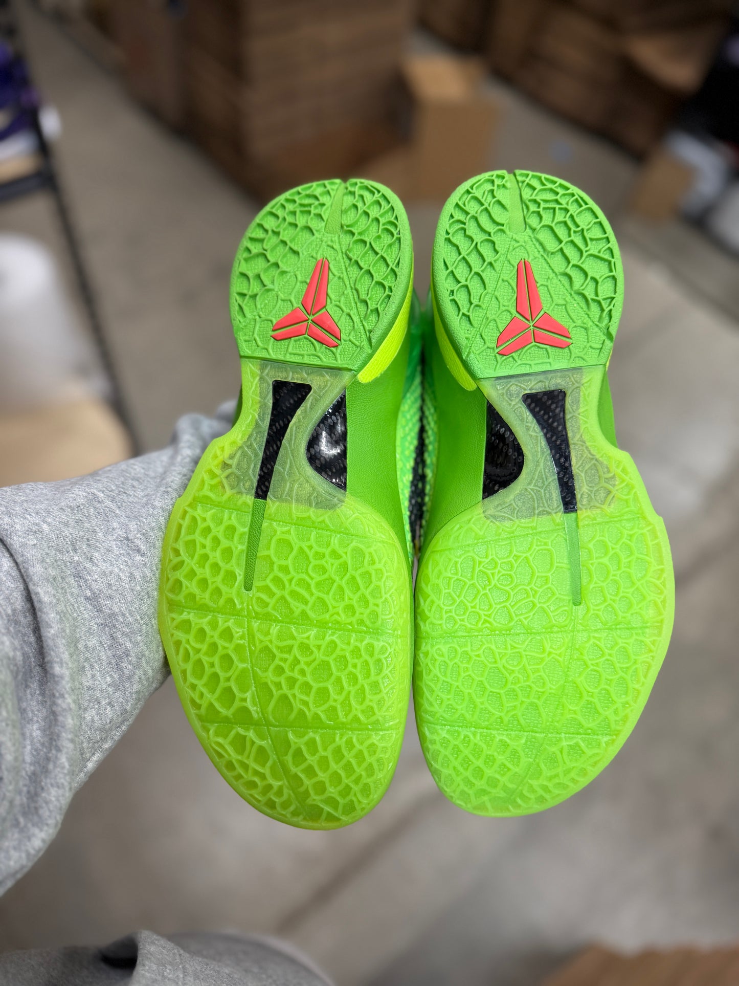 Kobe 6 Grinch (12)