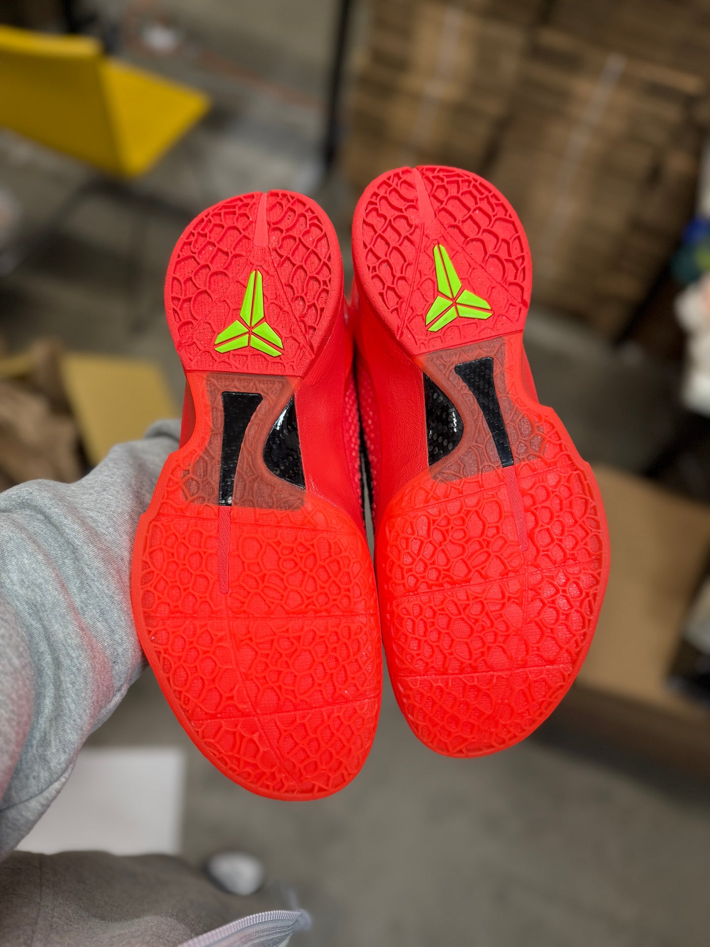 Kobe 6 Reverse Grinch (11,14,16)