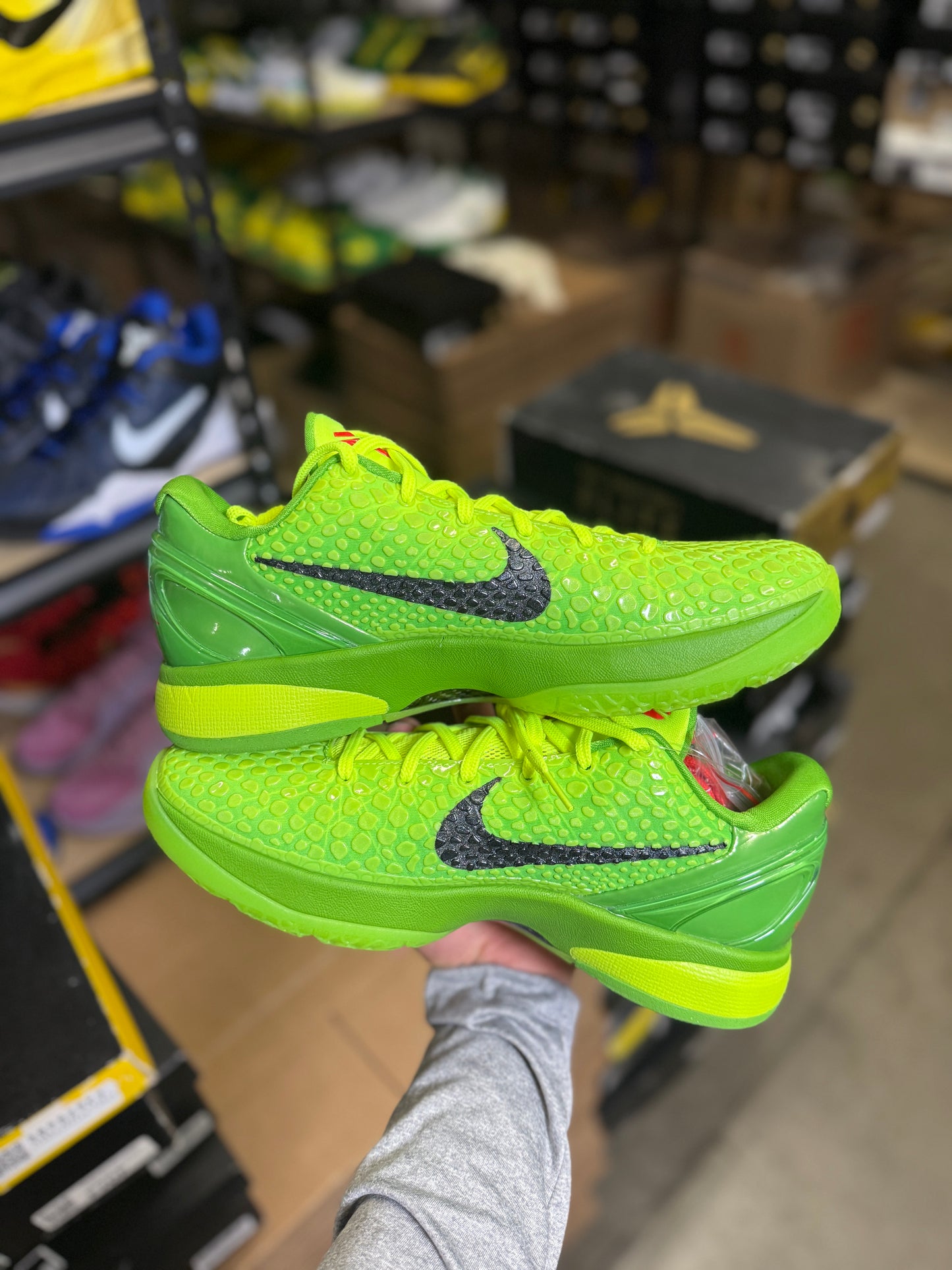 Kobe 6 Grinch (10)