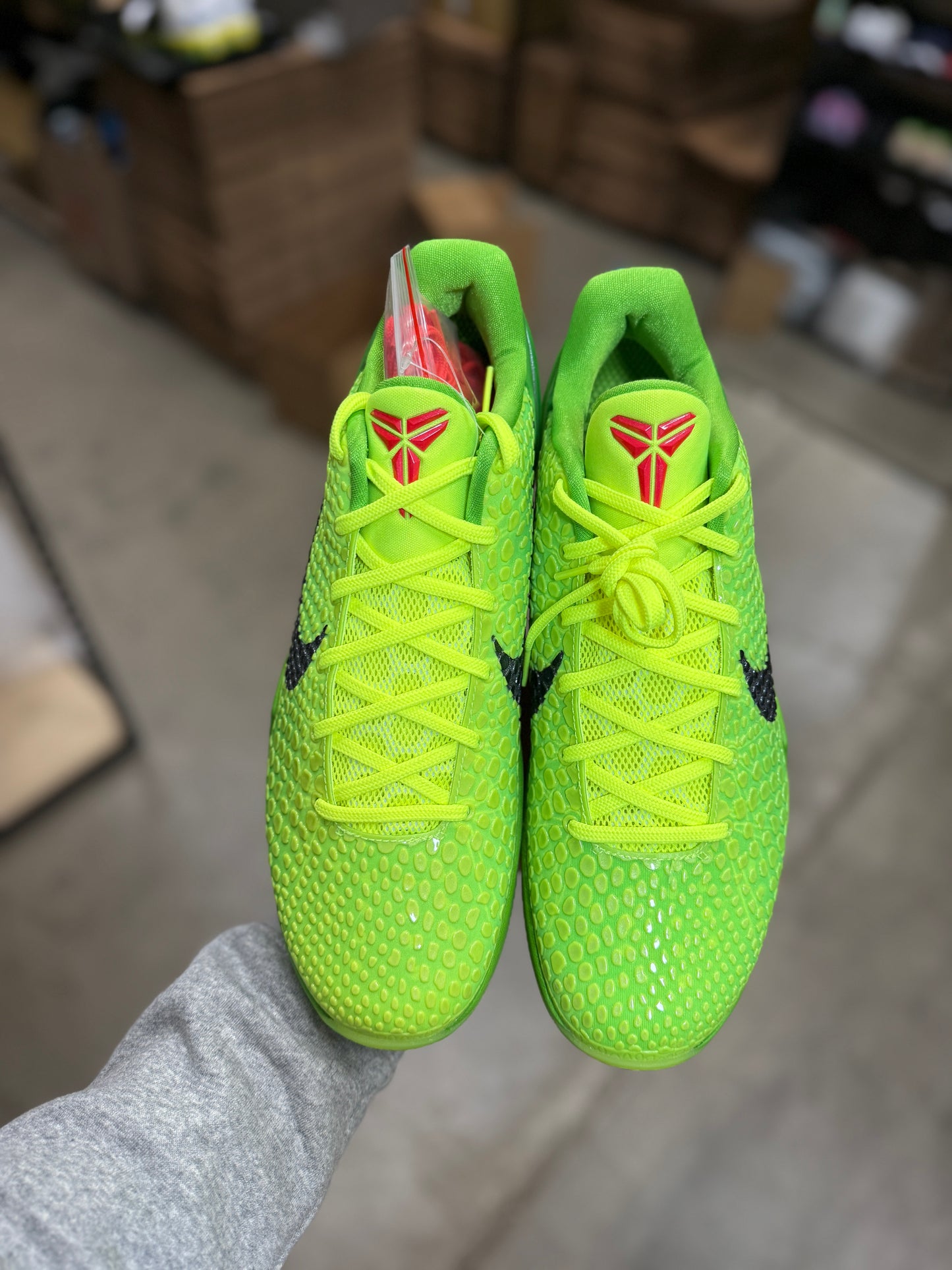 Kobe 6 Grinch (12)